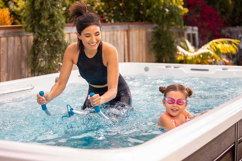 hotspring-endless-sport-im-pool